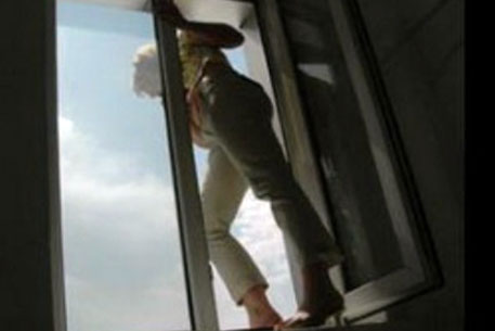 Жительница Шымкента выбросилась с восьмого этажа