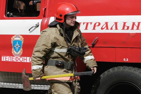 В Санкт-Петербурге из окна горящего дома выпрыгнули двое