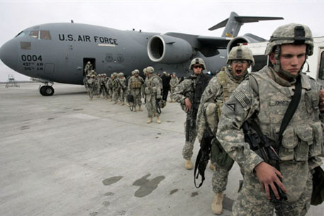 США приостановили заправку самолетов в киргизском "Манасе"