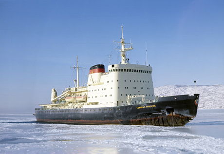 "Адмирал Макаров" вывел из ледового плена в Охотском море "Берег Надежды"