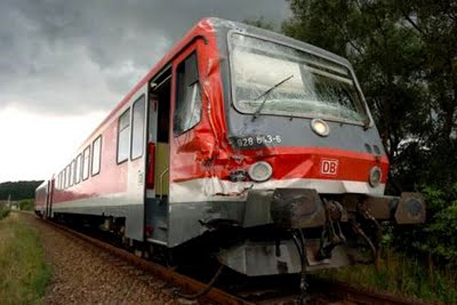 В Румынии 13 человек погибли при столкновении поезда с автобусом