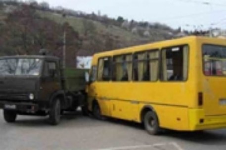 В Омске "КамАЗ" протаранил автобус с детьми