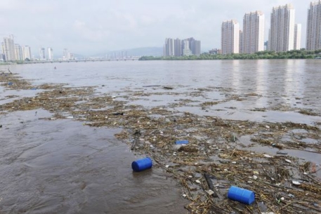 В Китае из притока Амура извлекли 1,5 тысячи бочек с химикатами