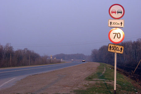 Неизвестные закрасили дорожные знаки на трассе Тюмень-Омск