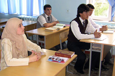 Таджикских школьников лишили весенних и осенних каникул