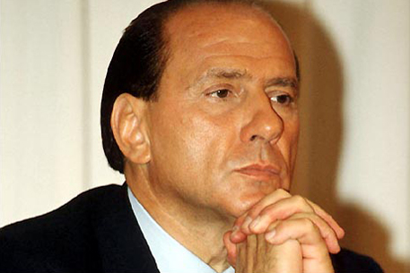 Адресованная Берлускони посылка взорвалась при обследовании 