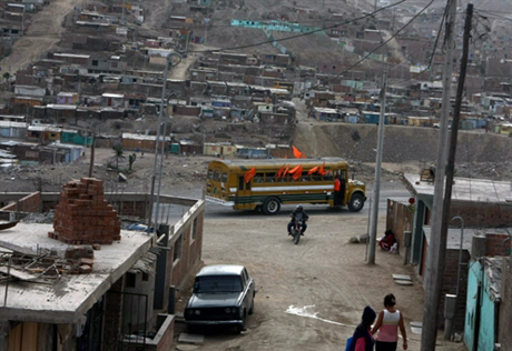 В Перу упавший в пропасть микроавтобус похоронил 8 человек