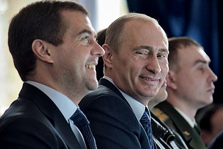 Медведев почти догнал Путина в рейтинге одобрения