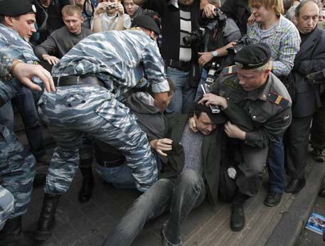 Защитники Москвы кидаются бетонными блоками