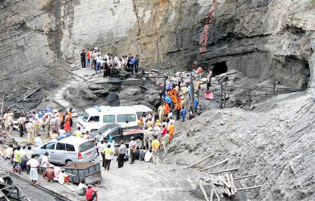 28 горняков погибли от взрыва на шахте в Индонезии