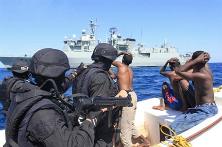 В США 11 сомалийских пиратов обвинили в нападении на корабли ВМС