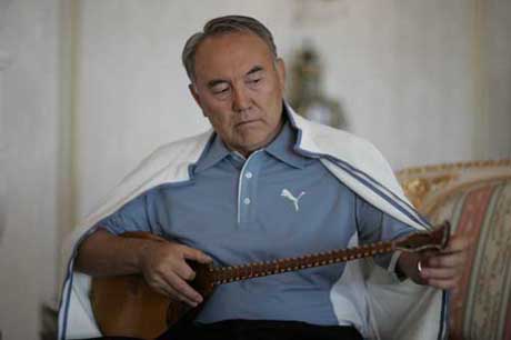 Назарбаев на юбилее первой леди Казахстана спел ее любимые песни