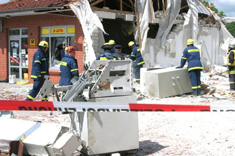 Грабители банка в Германии нечаянно взорвали целое здание