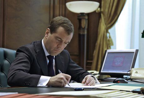 Медведев подписал закон о регистрации электронных СМИ