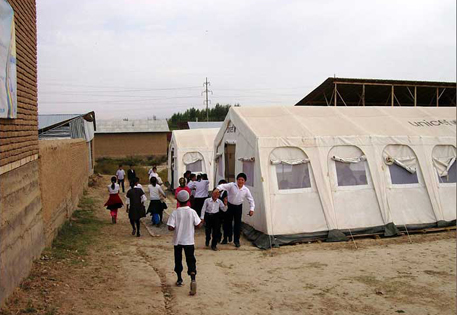 Школьники Ошской области обучаются в палатках