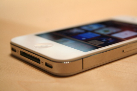 Релиз белого iPhone 4 отложен до весны 2011 года