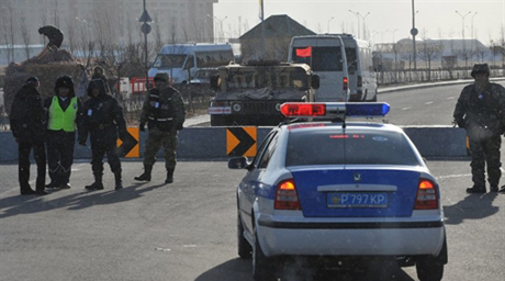 Назарбаев наградил дорожных полицейских Астаны за работу на саммите ОБСЕ