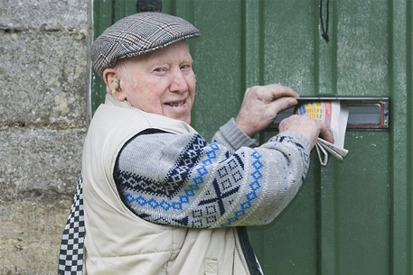 90-летнего британца назвали самым старым разносчиком газет