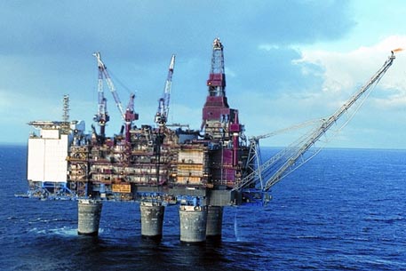 В Норвегии судно снабжения врезалось в нефтяную платформу
