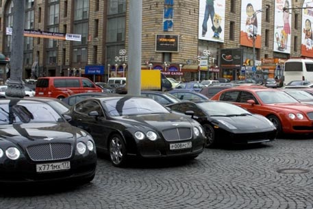 Спрос на люксовые автомобили в России упал на 33 процента