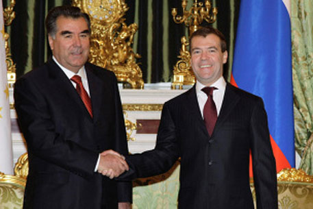 Москва расплатится с Душанбе за военную базу оружием