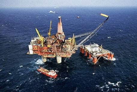 Росприроднадзор начал проверку нефтяных платформ на Каспии и Сахалине