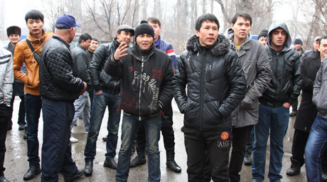 ФОТО: В Алматы предприниматели выступили против платной дороги на барахолку