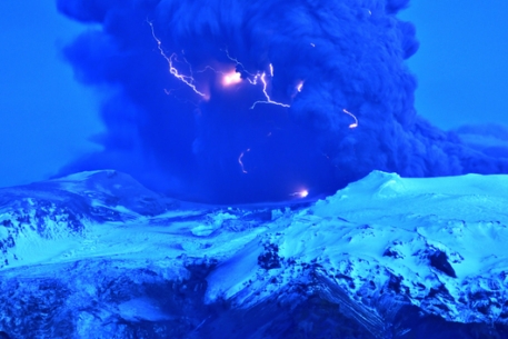 Опубликовали фото извержения вулкана Эйяфьятлайокудль