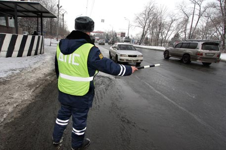 В России задержанный избил начальника автоинспекции