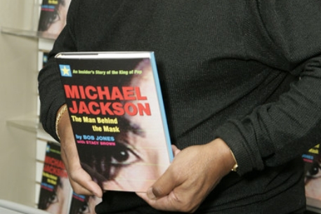 Книгу про Джексона с подписями знаменитостей выставят на аукцион