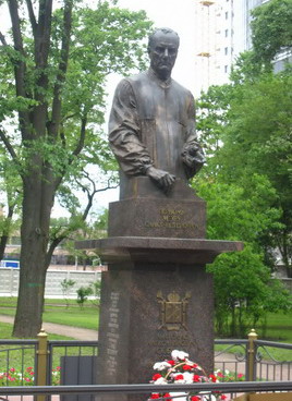 Вандалы облили краской памятник Собчаку в Петербурге