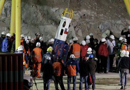 Первый чилийский шахтер поднят на поверхность