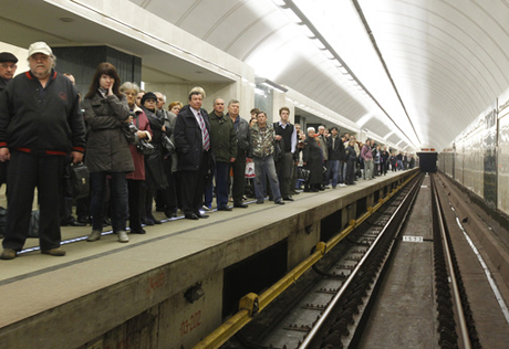 В Петербурге мужчина бросился под вагон-метро