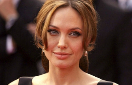Джоли получила роль Шерлиз Терон в триллере "Турист"