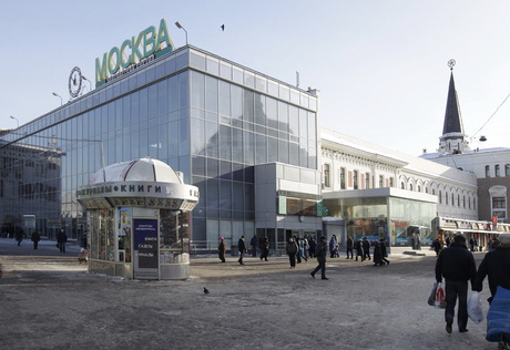 На Ленинградском и Ярославском вокзалах Москвы проводится эвакуация пассажиров