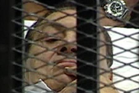 Мубарака на носилках доставили в здание суда в Каире