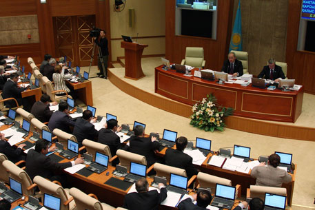 Парламент РК обяжет прокатчиков дублировать фильмы на казахский