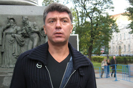 Немцов устроил одиночный пикет в защиту Пономарева