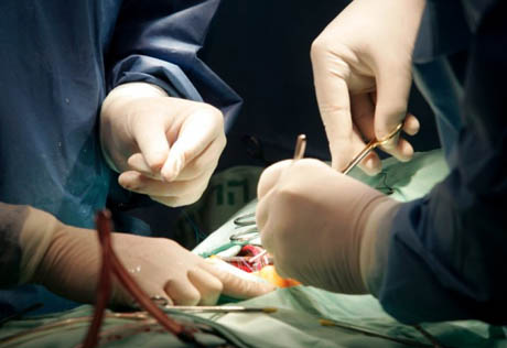 Немецкий врач отказался оперировать больного из-за свастики
