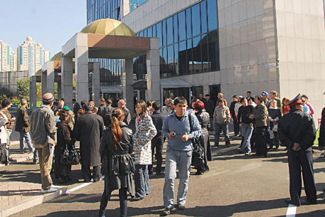 Ипотечники пикетировали офисы "Альянс Банка" и "БТА Банка"