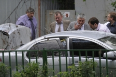 Автомобиль "Мицубиси Лансер", найденный недалеко от места убийства Юрия Буданова. Третий справа - начальник ГУВД Москвы Владимир Колокольцев. Фото РИА Новости