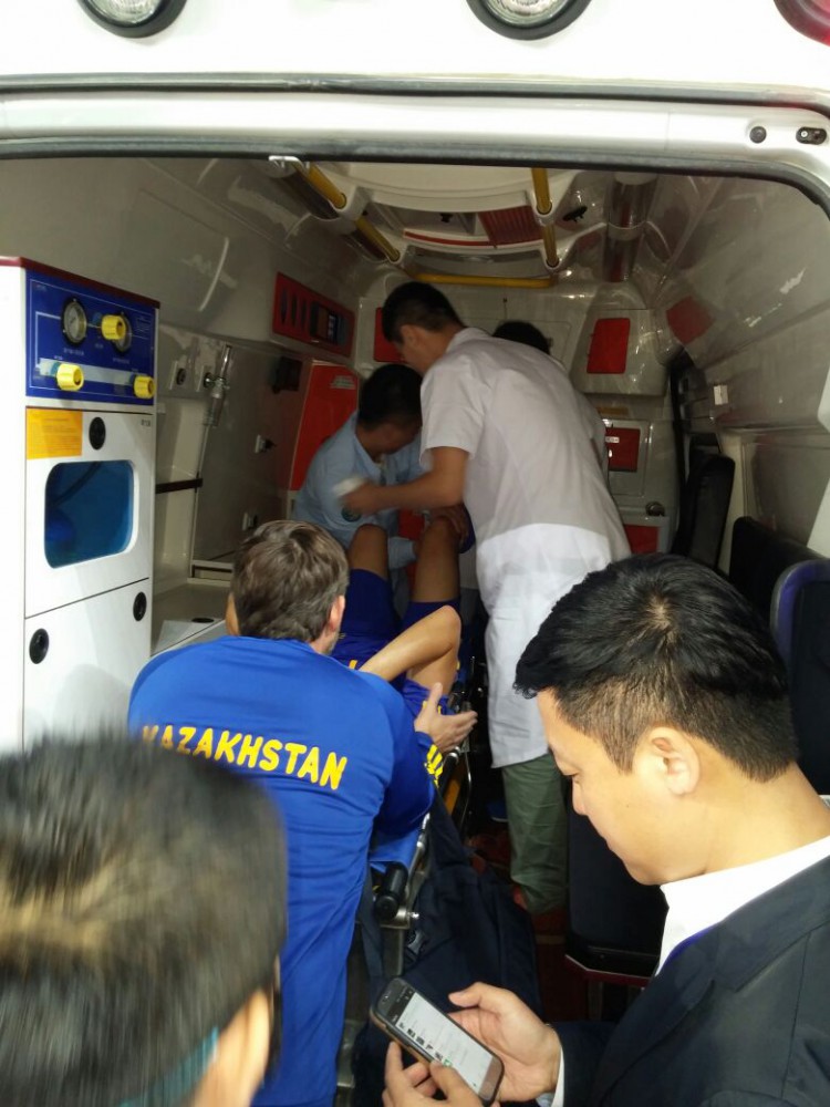 Улан Конысбаев получил страшный перелом ноги во время матча с Китаем. Фото 1
