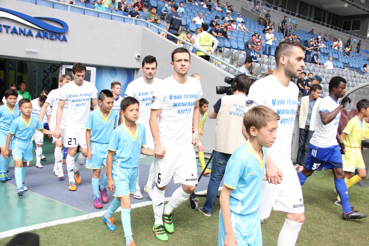Игроки "Астаны" и "Жетысу" вышли на матч КПЛ  в футболках в поддержку Улана Конысбаева . Фото 4