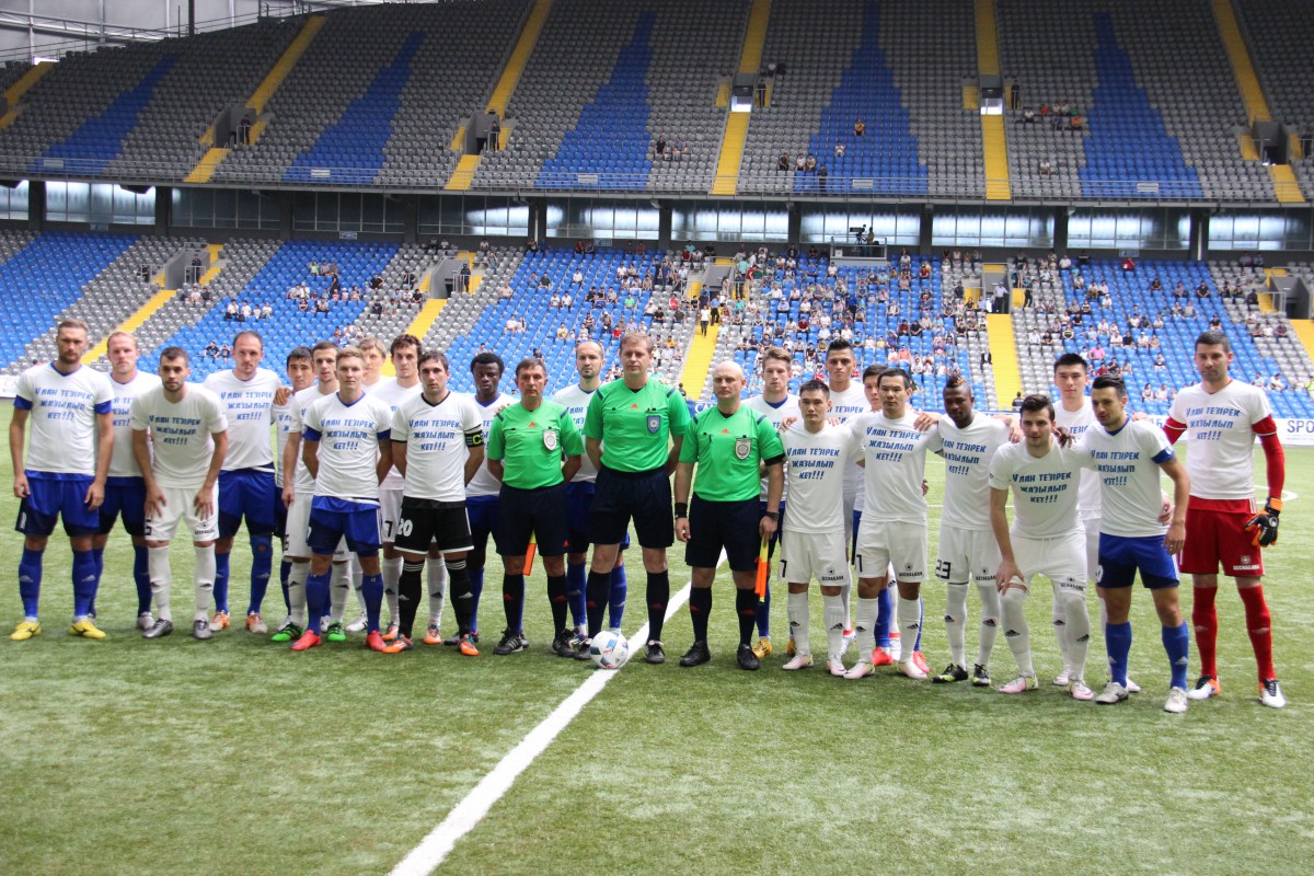 Игроки "Астаны" и "Жетысу" вышли на матч КПЛ  в футболках в поддержку Улана Конысбаева . Фото 6