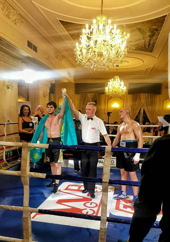 Казахстанский боксер Ахмедов впервые на профи-ринге закончил бой не досрочно. Фото 1