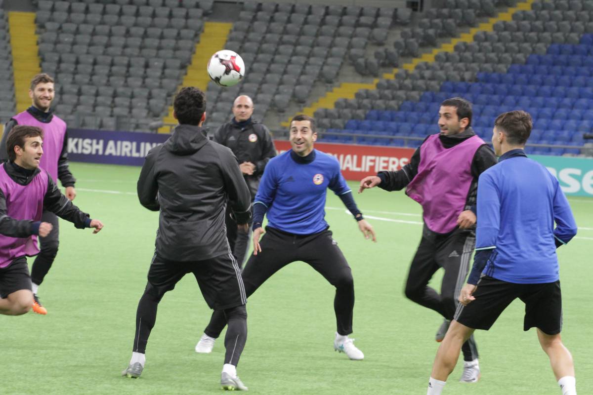 Игрок "Манчестер Юнайтед" Мхитарян и сборная Армении опробовали газон "Астана Арены". Фото 2