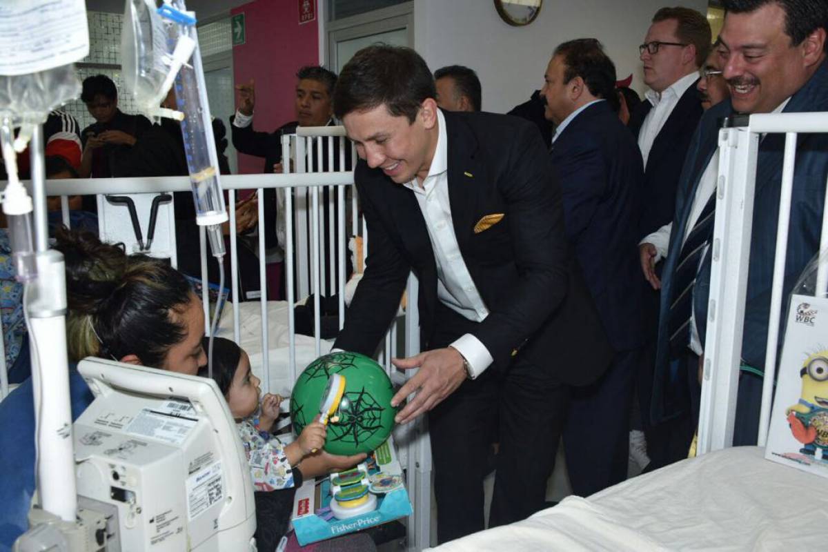 Головкин навестил с подарками детей в больнице в Мехико. Фото 1