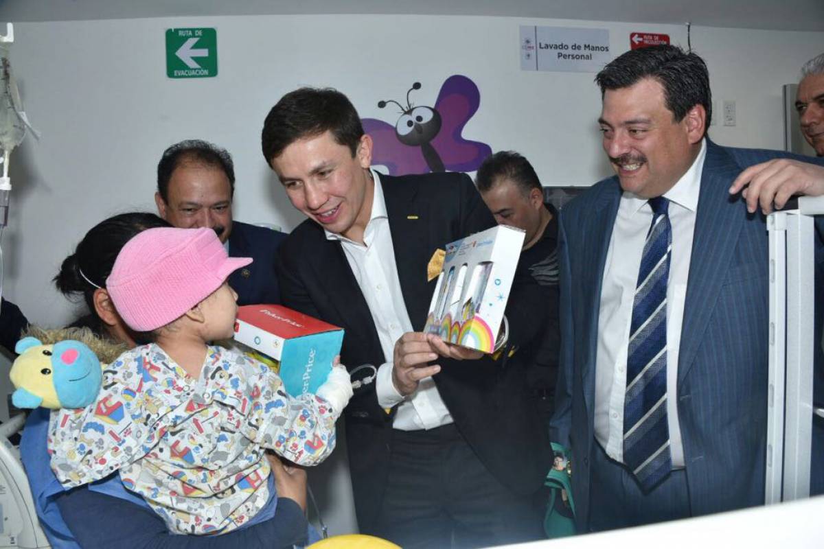 Головкин навестил с подарками детей в больнице в Мехико. Фото 4