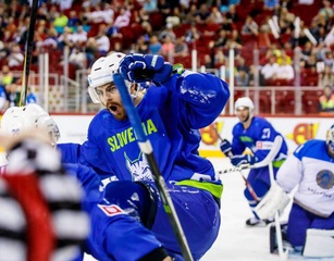 Фото с матча Казахстан - Словения на чемпионате мира по хоккею ?>
