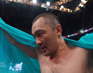 Фоторепортаж: Как Шуменов сломал сопернику ребро и вернул себе чемпионский пояс ?>